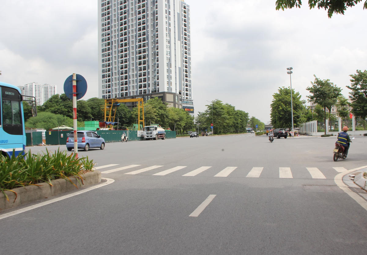 Hà Nội: Đại lộ nghìn tỷ biến thành nơi buôn bán, đổ rác