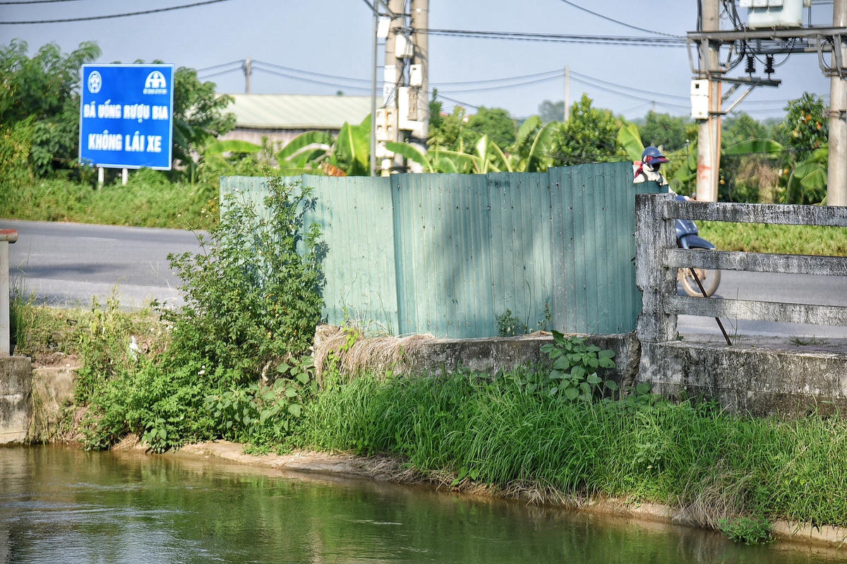 Một số đoạn lan can bị hư hỏng, đơn vị chức năng chỉ tạm thời che chắn bằng các tấm lợp tôn, hoặc gia cố bằng những thanh sắt.