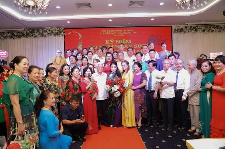 Ban Chủ nhiệm CLB Dân ca Ví Giặm Nghệ Tĩnh tại Hà Nội, các đại biểu chụp ảnh lưu niệm cùng các ca sỹ, nghệ sỹ.