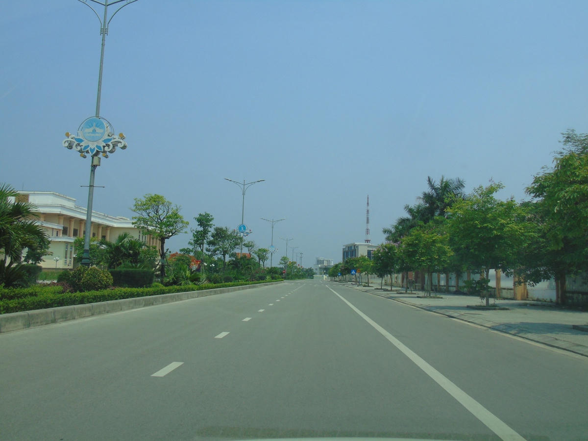 Tại tỉnh Quảng Bình, thời điểm giữa trưa nhiệt độ ngoài trời cao từ 40 - 41 độC, các tuyến đường ở thành phố Đồng Hới đều vắng người và phương tiện qua lại.