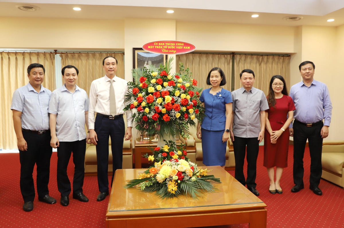 Phó Chủ tịch Phùng Khánh Tài thăm, chúc mừng Thông tấn xã Việt Nam.