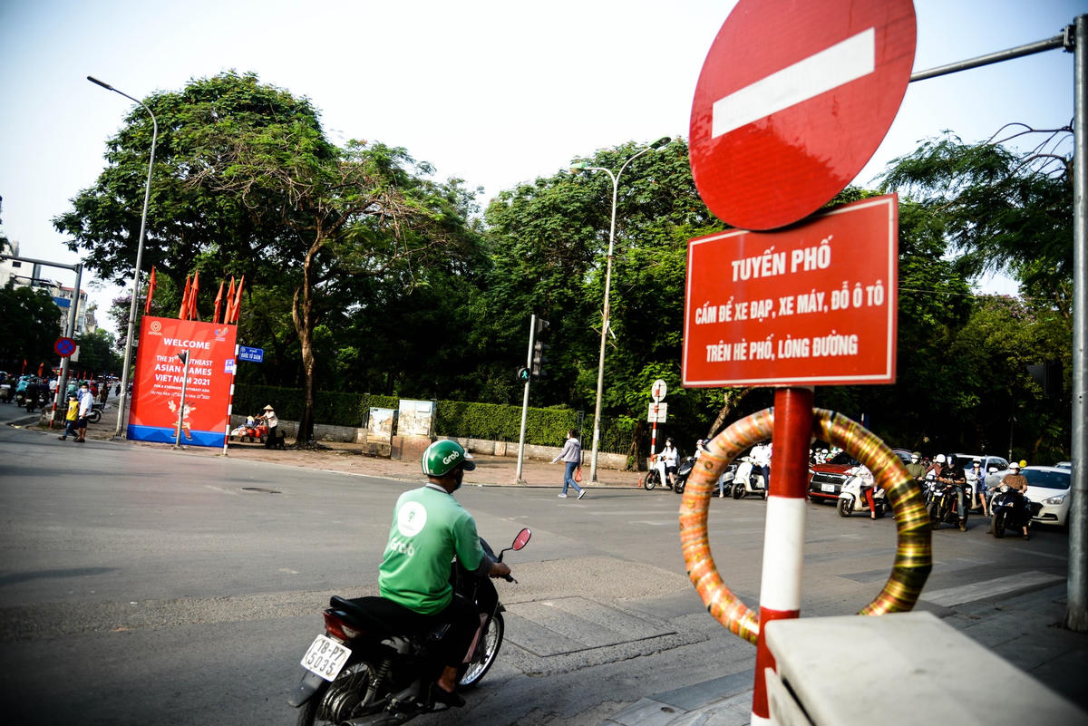 Tình trạng tương tự cũng diễn ra khá phổ biến tại tuyến đường Quốc Tử Giám. 