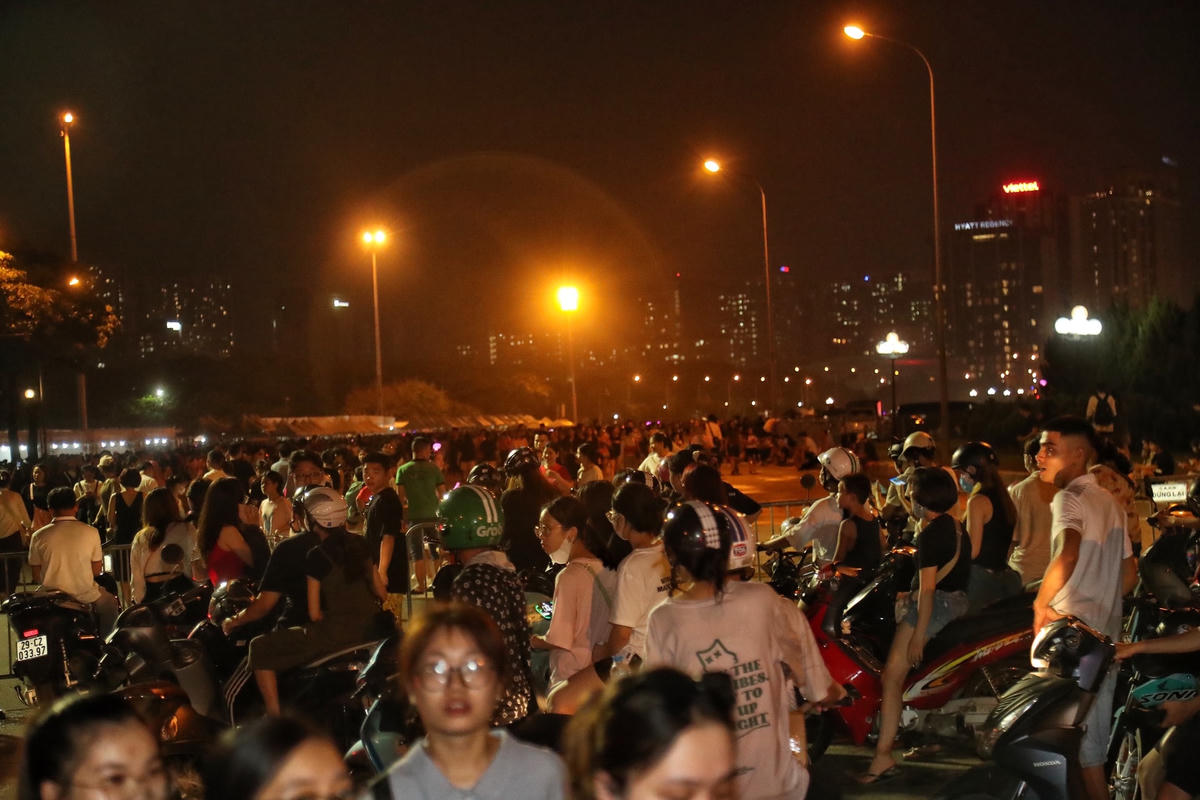 Chị Nguyễn Thu Thủy trú tại Cầu Giấy cho hay, do giá vé khá cao lên chị không mua được vé để vào xem trực tiếp các thần tượng biểu diễn. Vì vậy, chị đã gửi xe và đi vào gần lối vào của sân vận động Mỹ Đình để nghe thần tượng hát.