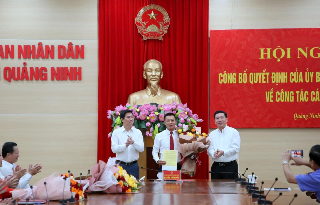 Chủ tịch UBND tỉnh Quảng Ninh trao quyết định về việc điều động và bổ nhiệm có thời hạn ông Ngọc Thái Hoàng giữ chức vụ Phó Giám đốc Sở Tài nguyên và Môi trường tỉnh Quảng Ninh. Ảnh: QMG.