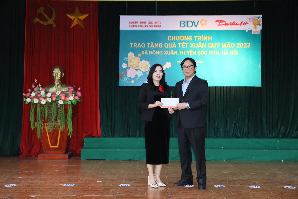 Quyền Tổng Biên tập Lê Anh Đạt trao quà cho Quỹ Khuyến học xã Đông Xuân. Ảnh: Quang Vinh.