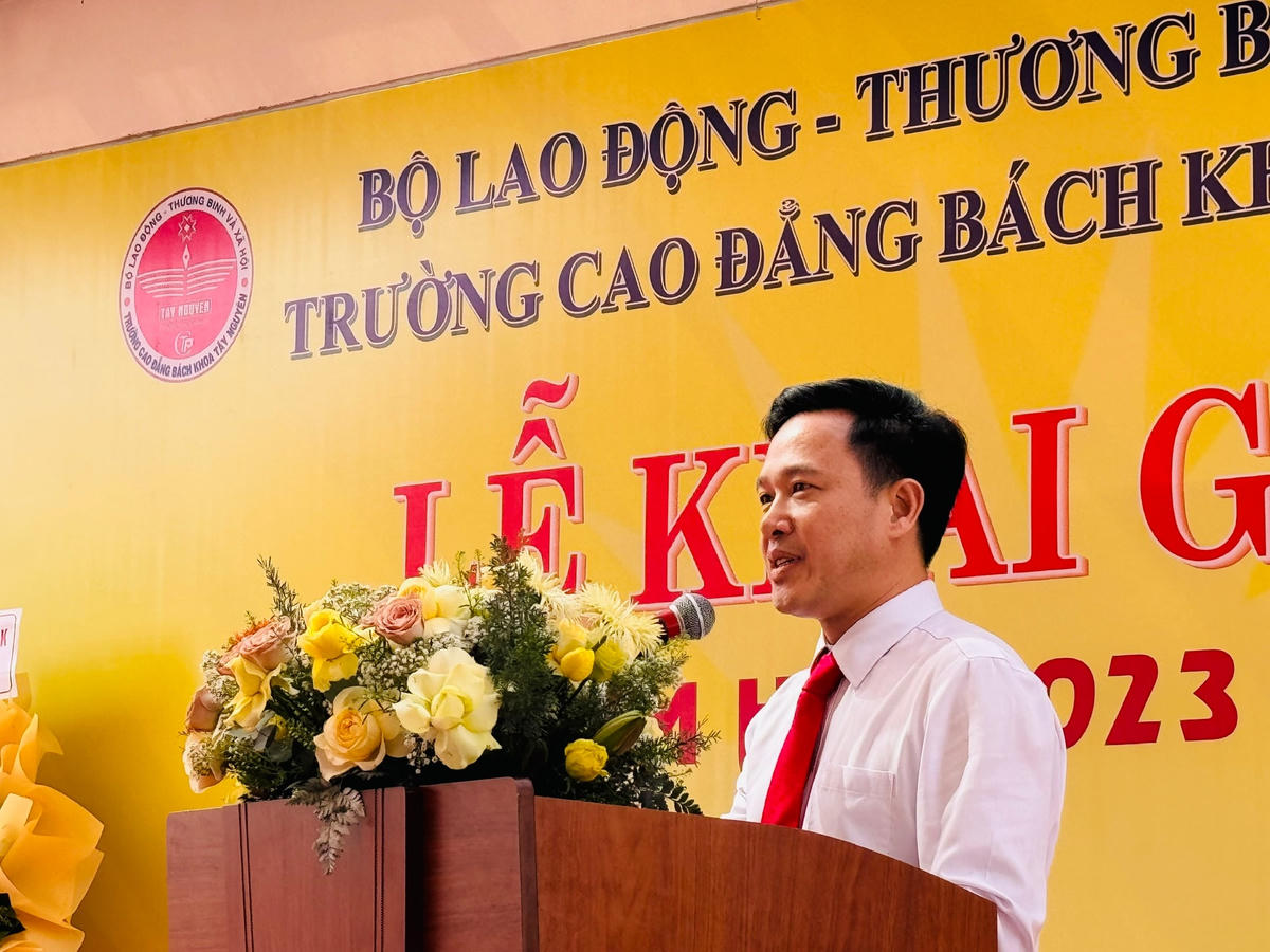Lãnh đạo Sở GD&ĐT Đắk Lắk phát biểu.