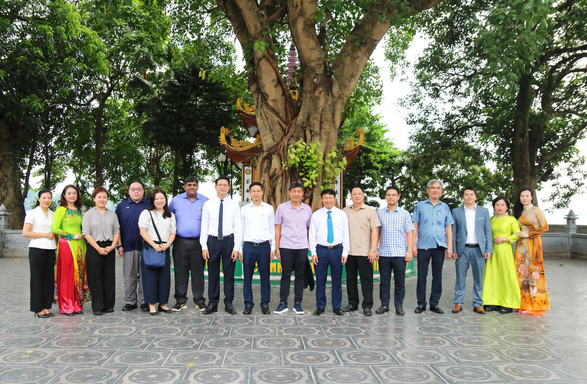 Đoàn đại biểu cấp cao Hiệp hội Nhân dân Singapore tham quan Chùa Trấn Quốc. Ảnh: Trung Quân.