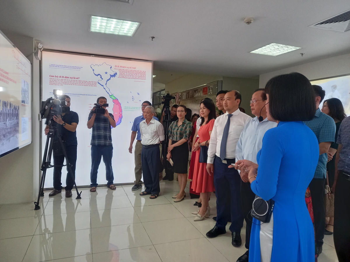 Các đại biểu và cán bộ đi B thăm quan triển lãm “Kỷ vật thời thanh xuân”.