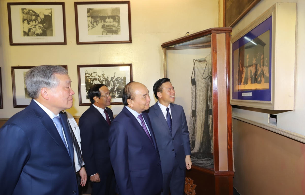 Chủ tịch nước Nguyễn Xuân Phúc tặng TP Thanh Hóa bức ảnh Chủ tịch Hồ Chí Minh và thăm gian trưng bày hình ảnh và những kỷ vật về Bác Hồ.