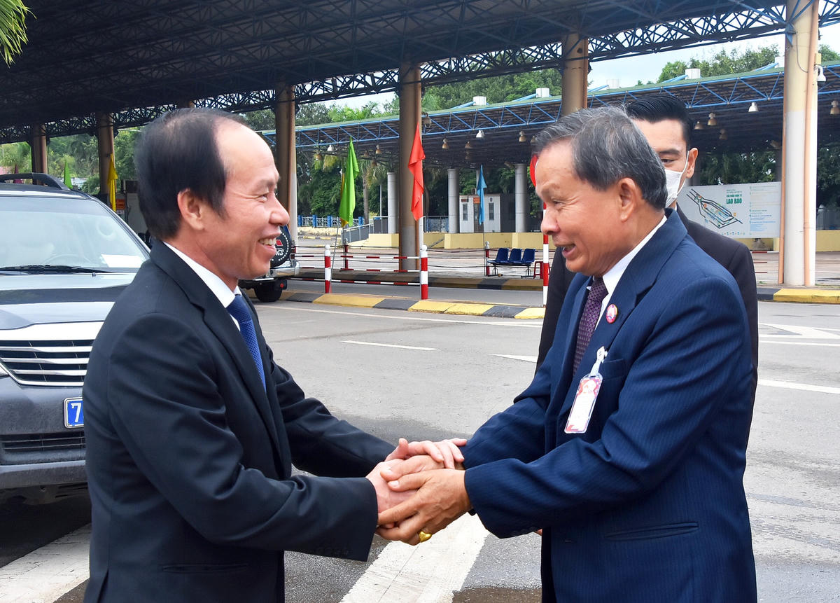 Ủy viên Trung ương Đảng, Phó Chủ tịch – Tổng Thư ký UBTƯ MTTQ Việt Nam Lê Tiến Châu và Phó Chủ tịch Ủy ban Trung ương Mặt trận Lào xây dựng đất nước Chanpheng Soutthivong.