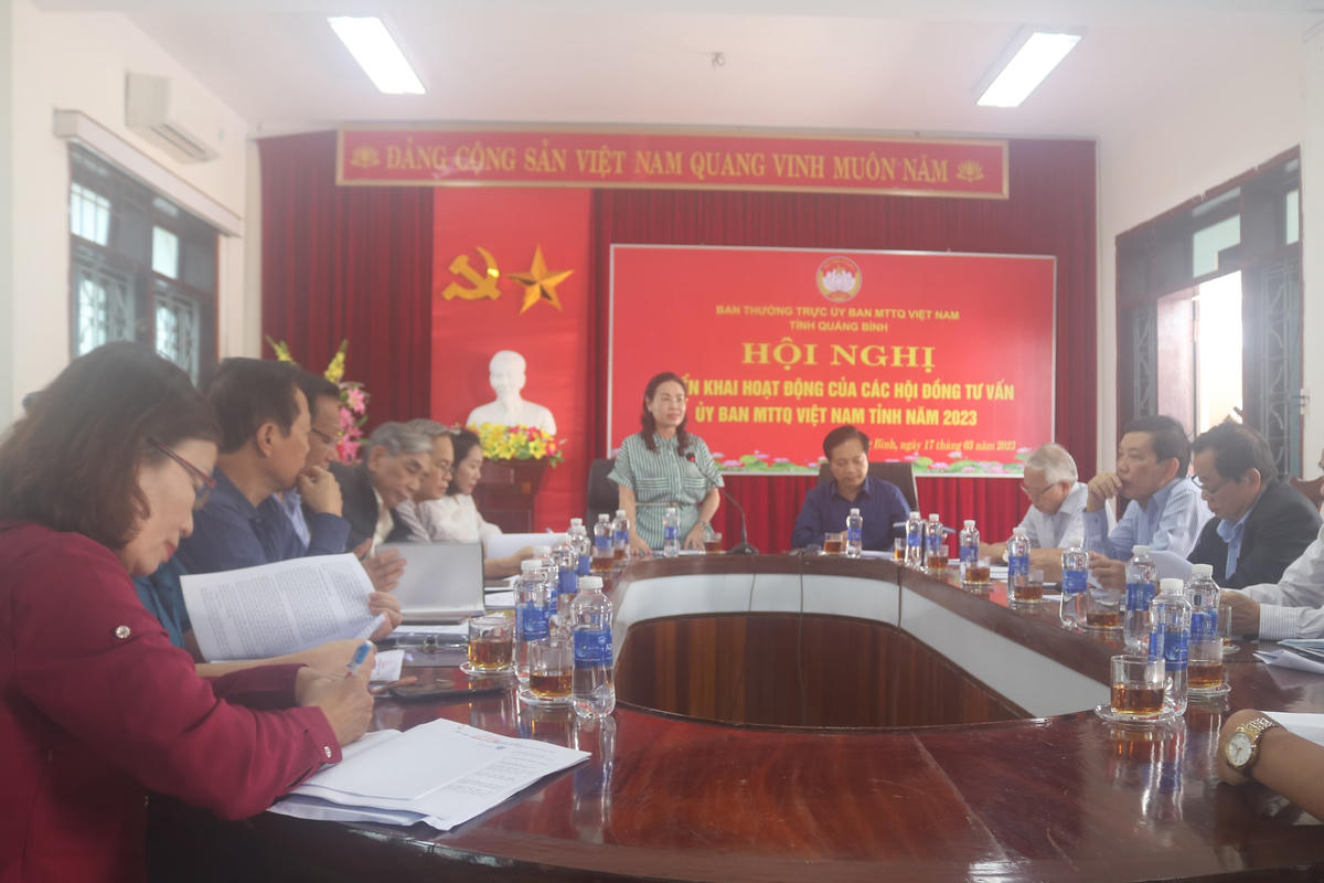 Bà Phạm Thị Hân, Chủ tịch Uỷ ban MTTQ tỉnh Quảng Bình phát biểu tại hội nghị.