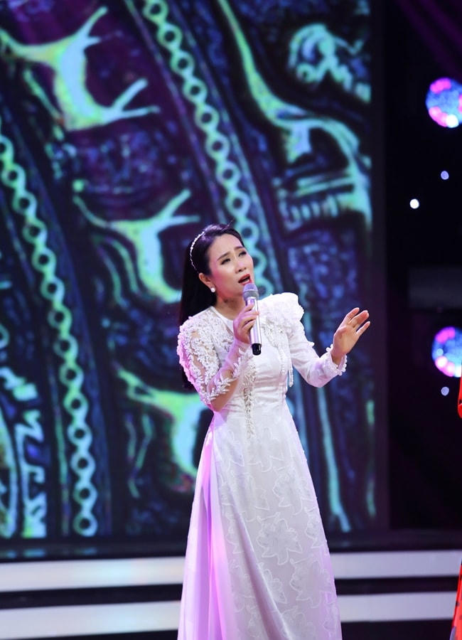 NSƯT Vân Khánh thổ lộ hãnh diện khi là một người con gái cố đô, đẹp trong mắt nhiều người về hình thức lẫn tâm hồn.