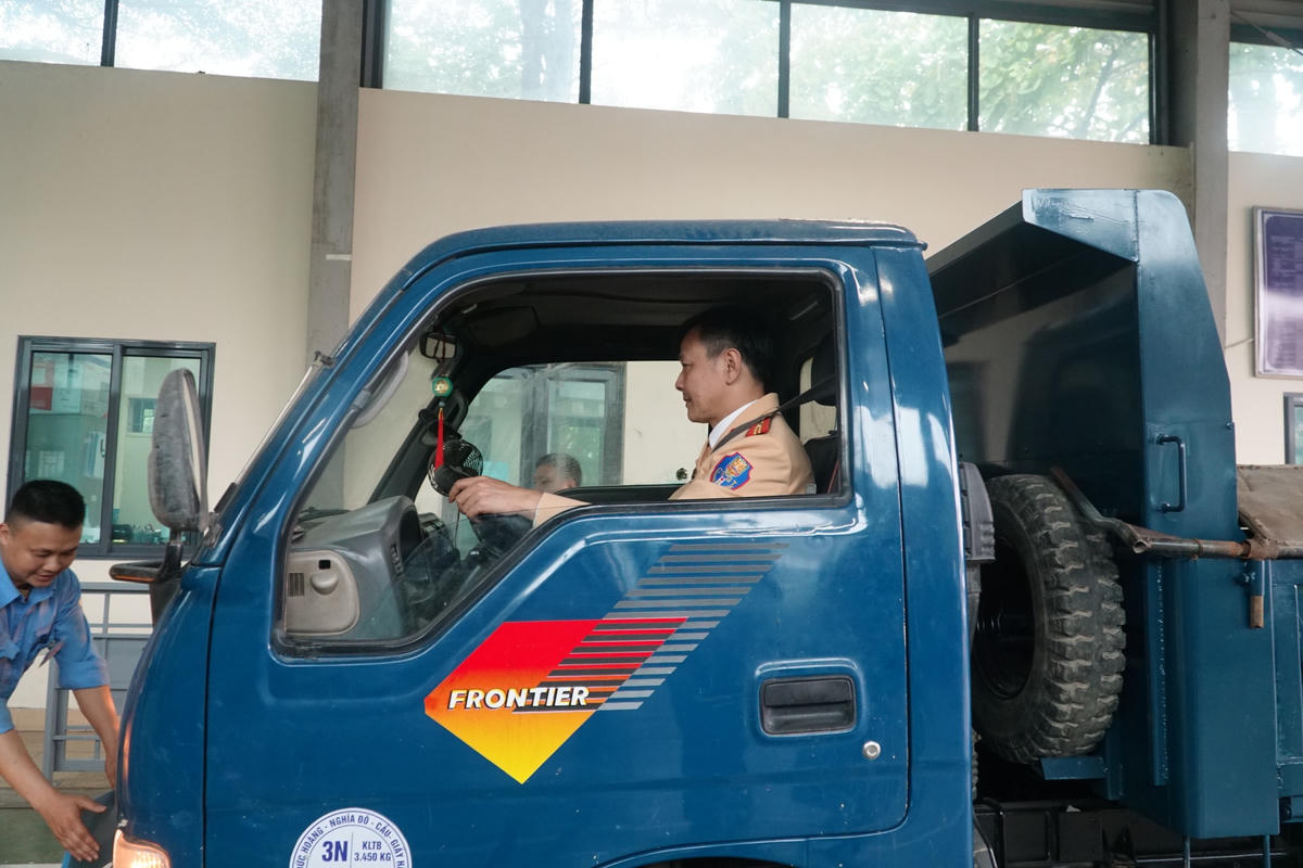 Các cán bộ chiến sĩ CSGT được điều động hỗ trợ trong hoạt động đăng kiểm đều có giấy chứng nhận cán bộ kiểm định xe Công an nhân dân, nên nhanh chóng bắt nhịp được với công việc.