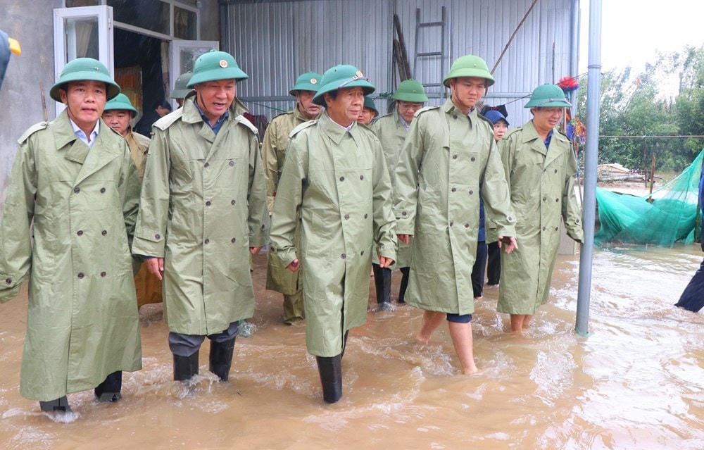 Phó Thủ tướng Lê Văn Thành kiểm tra công tác khắc phục hậu quả mưa lũ tại vùng rốn lũ Quảng Điền (Thừa Thiên-Huế), ngày 19/10/2022. (Ảnh: Tường Vi/TTXVN).