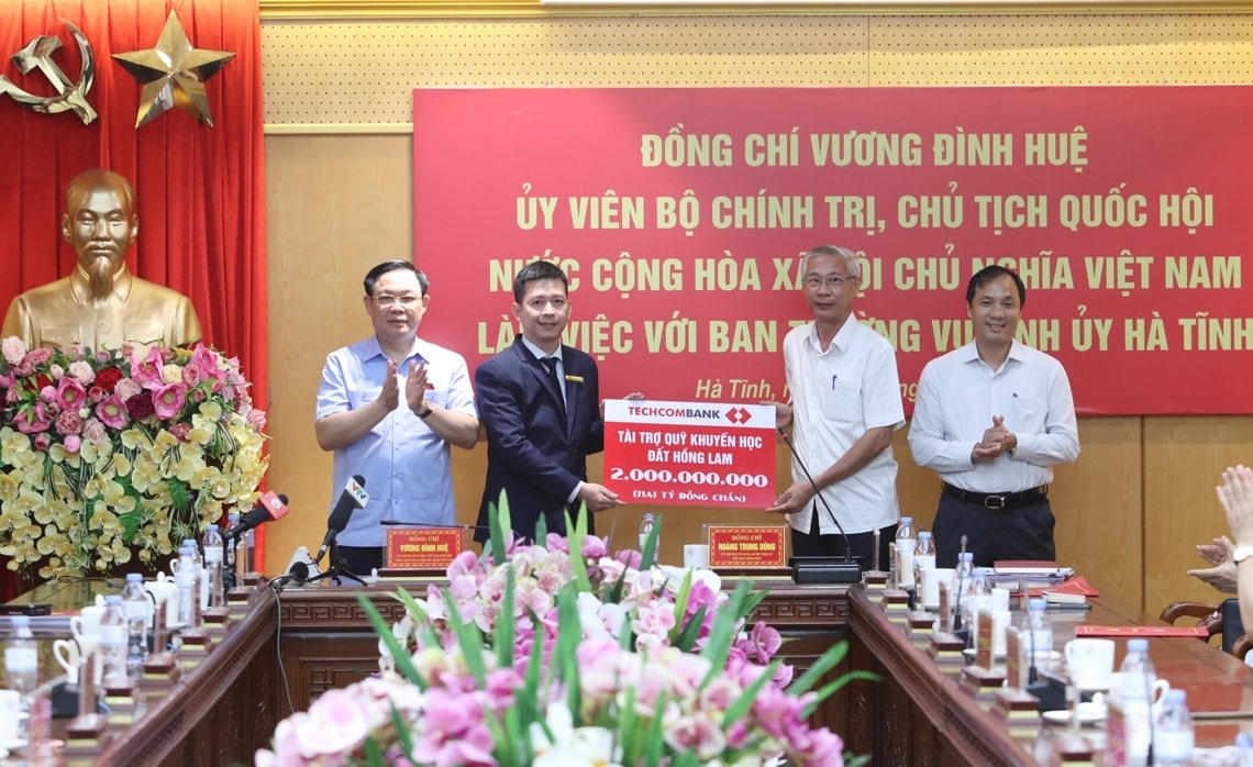 Từ kết nối của Chủ tịch Quốc hội Vương Đình Huệ, Ngân hàng TMCP Kỹ thương Việt Nam (Techcombank) đã trao biểu trưng hỗ trợ Quỹ khuyến học đất Hồng Lam 2 tỷ đồng.
