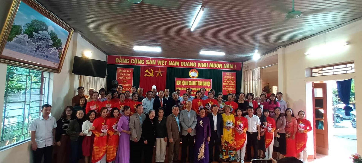 chu-tich-ubnd-tinh-nguyen-van-son-chup-anh-luu-niem-cung-nhan-dan-to-1-trong-ngay-hoi-dai-doan-ket.jpg