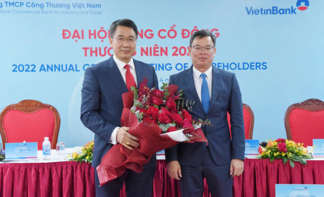 Ông Nguyễn Đức Thành (bên trái) và ông Trần Minh Bình, Chủ tịch HĐQT VietinBank (bên phải).