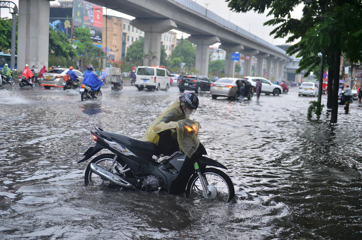 Mưa lớn gây ngập tại Hà Nội mới đây. Ảnh: Lê Khánh.