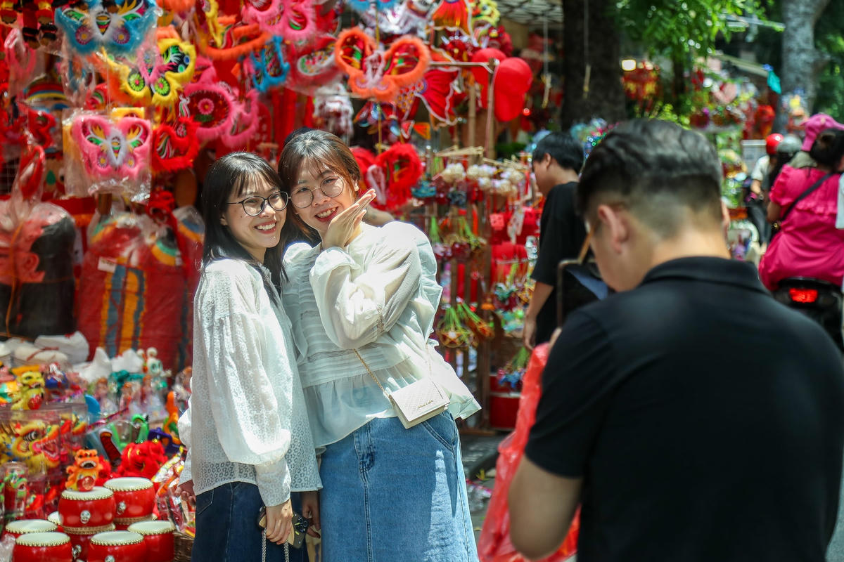 Với không gian ngập tràn sắc đỏ vàng nhiều bạn trẻ còn tới nơi đây để lưu lại những bức hình đẹp.