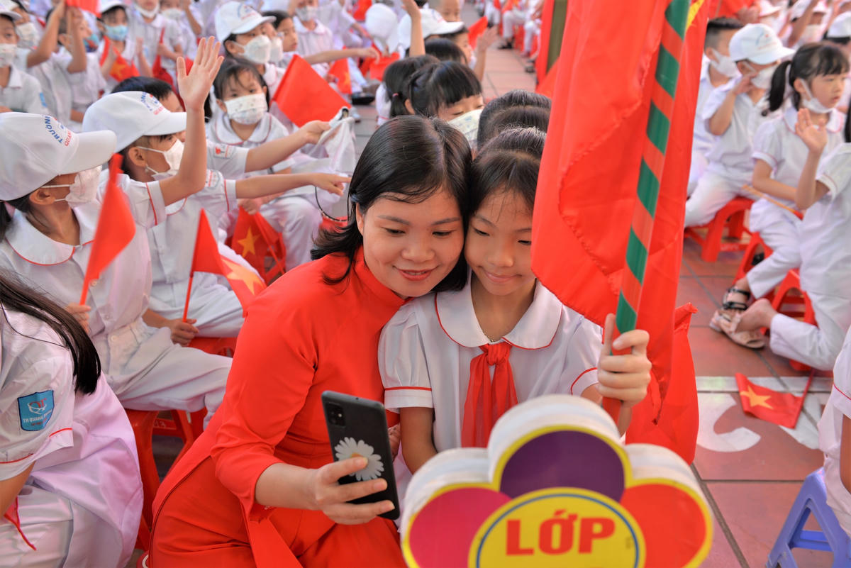 Thầy và trò trường Tiểu học Quang Trung (TP Hạ Long) vui tươi chào năm học mới.