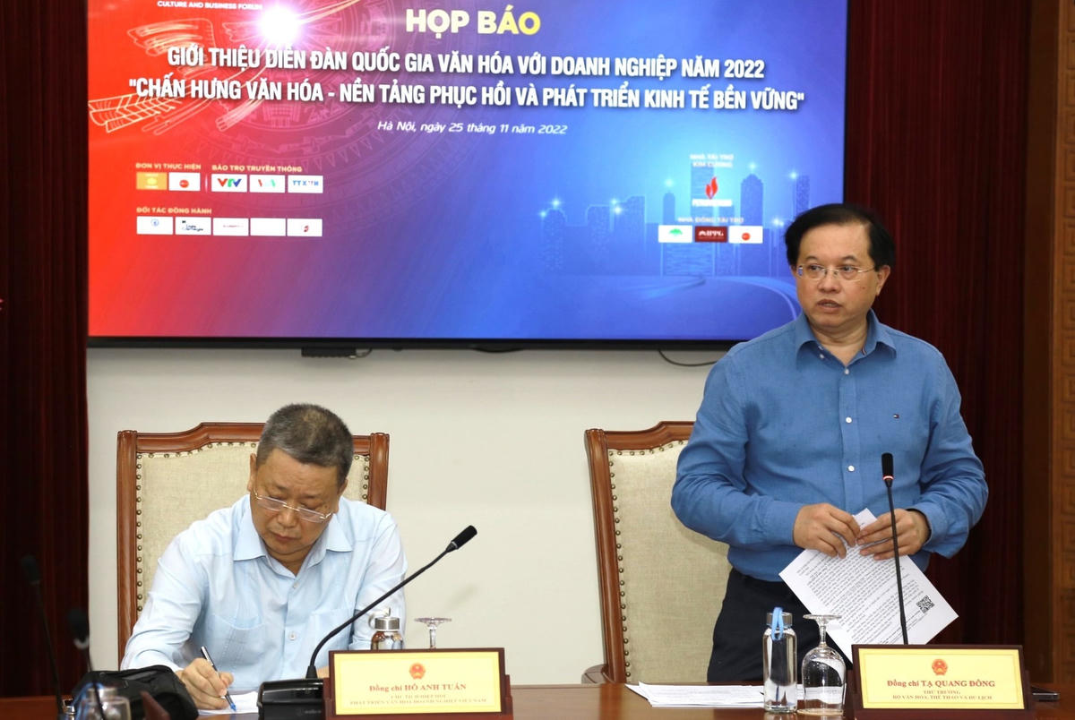 Thứ trưởng Bộ Văn hóa, Thể thao và Du lịch Tạ Quang Đông (phải) phát biểu tại buổi họp báo.
