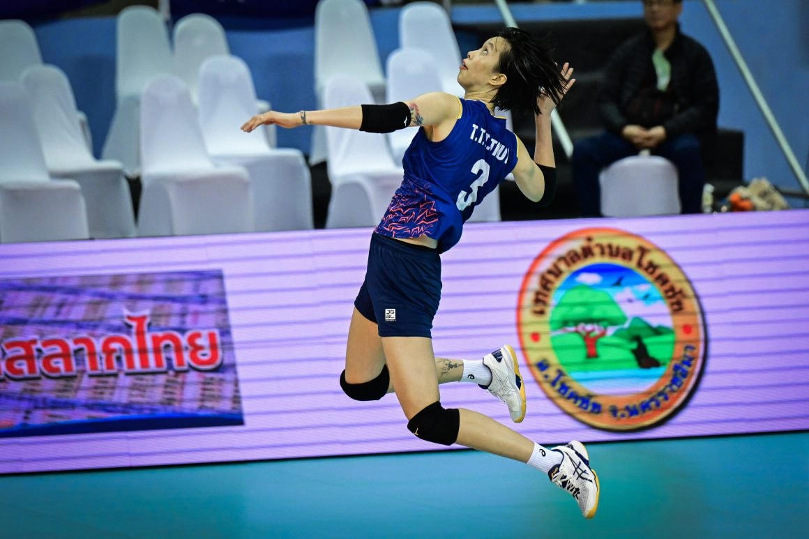 Trần Thị Thanh Thúy với lợi thế chiều cao đã tấn công mạnh mẽ và cản phá chắc chắn trong trận đấu với Australia. Ảnh: AVC.
