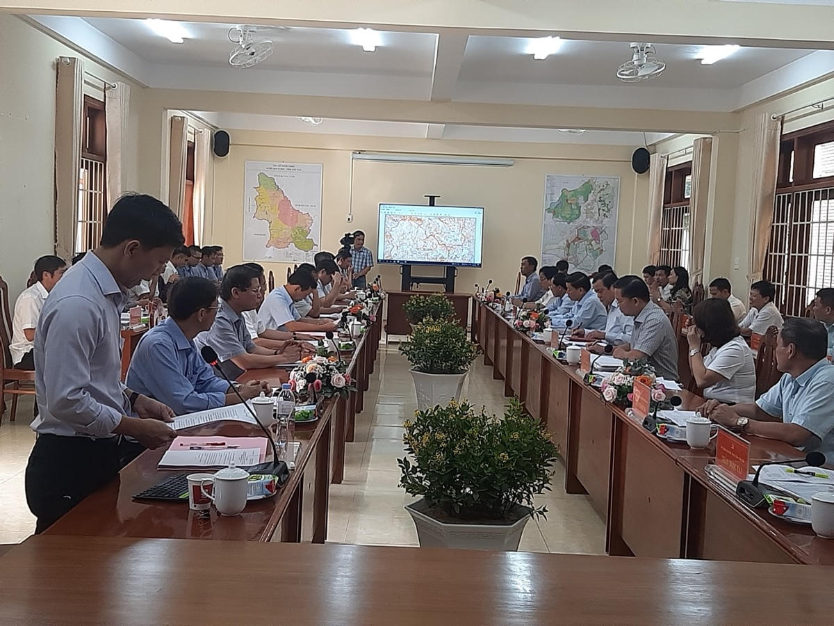 Quang cảnh buổi làm việc giữa lãnh đạo tỉnh Quảng Nam và tỉnh Kon Tum để giải quyết vấn đề chồng lấn địa giới hành chính.