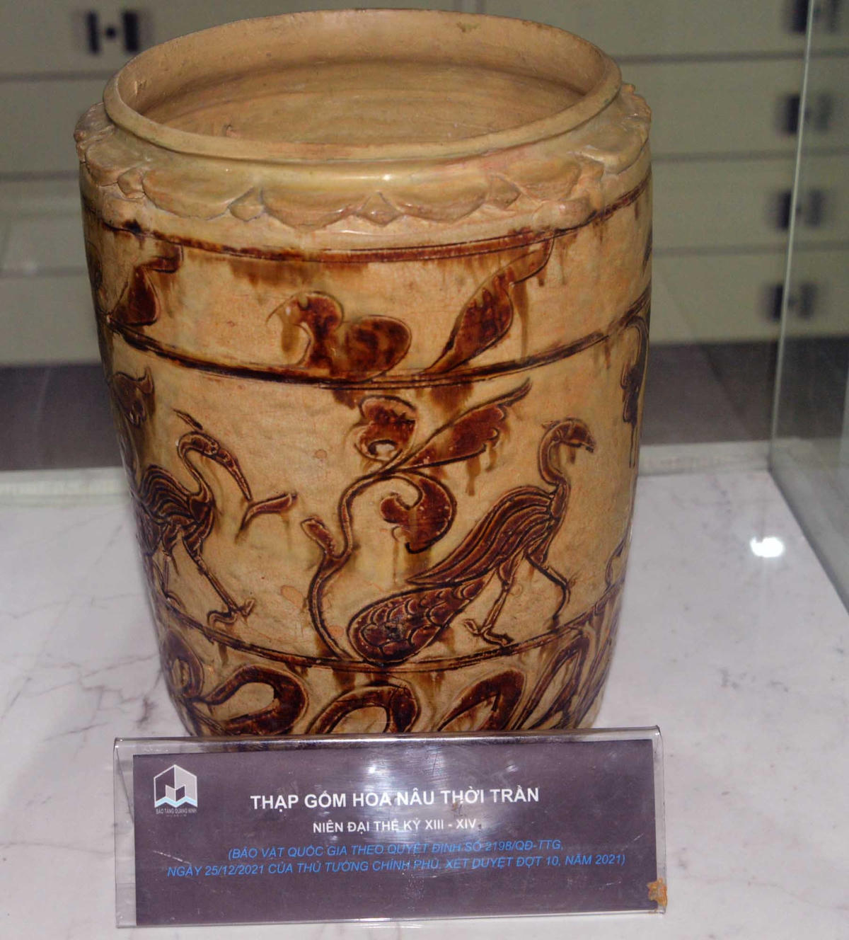 Thạp gốm hoa nâu thời Trần.