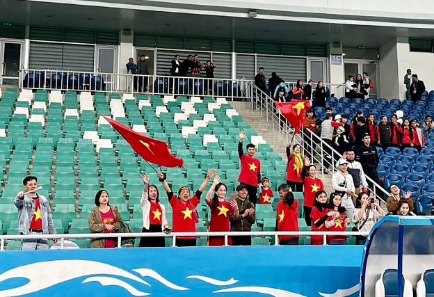 Người hâm mộ tại Tashkent tới sân cổ vũ ĐT nữ Việt Nam. Ảnh: VFF.