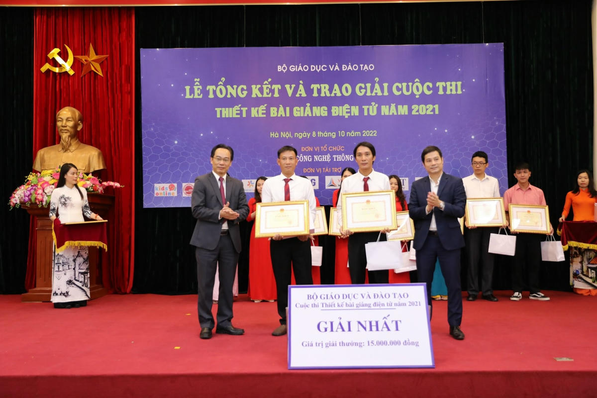 Ban tổ chức trao thưởng cho các giáo viên đoạt giải Nhất cuộc thi.