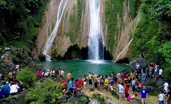 Thác Khuổi Nhi, không thể tuyệt hơn!. Dòng thác cao vút, bọt tung trắng xóa, chỉ ngắm thôi đã thỏa thích...