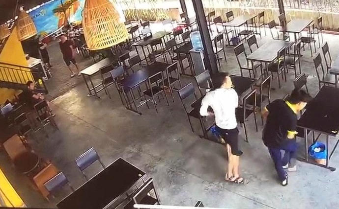 Người nhà của ông Đ.C.P. hành hung nhân viên phục vụ quán bún. Ảnh từ clip.