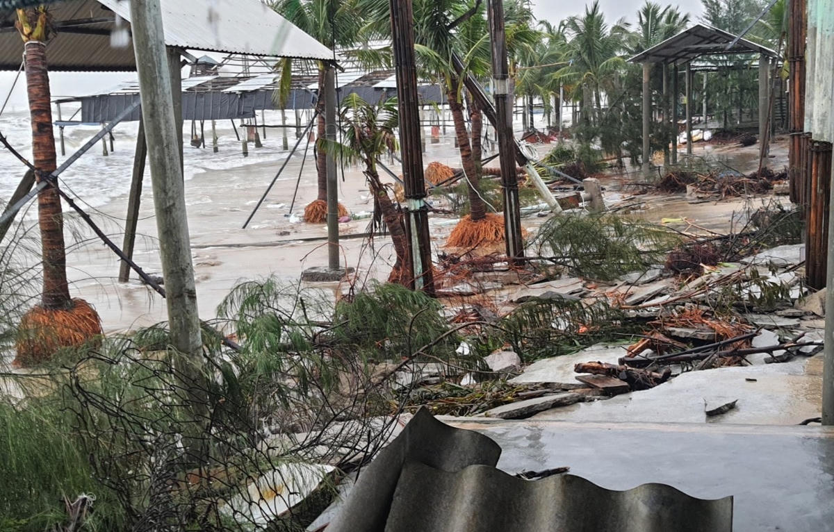 Sóng biển đã đánh sập nhiều hàng quán ven biển của người dân