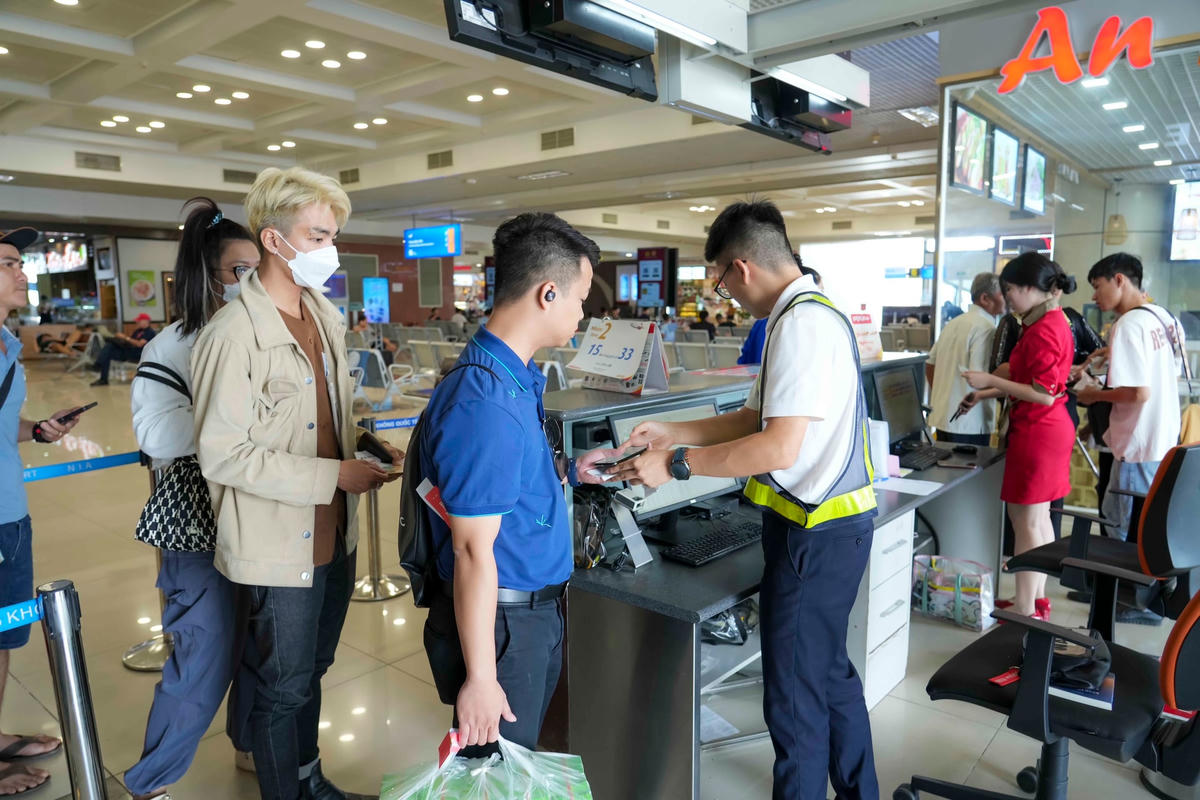 Nhiều hành khách sử dụng VNeID làm thủ tục đi máy bay trong ngày đầu triển khai
