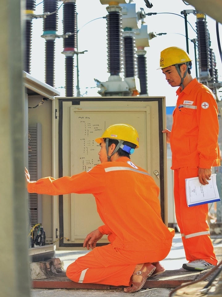 Kiểm tra thiết bị điện giờ cao điểm tại TBA 110 KV Phi Trường, thành phố Nam Định.