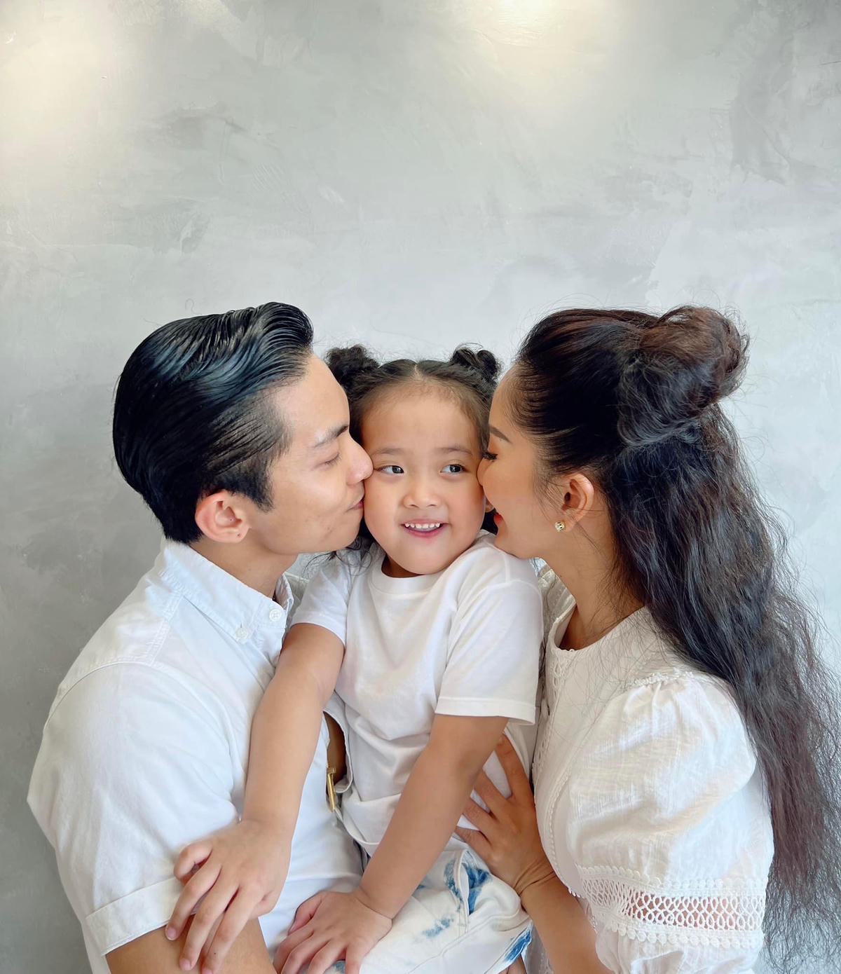 Phan Hiển cho biết anh yêu Khánh Thi vì cô giáo đẹp nhưng khó tính và cầu toàn.