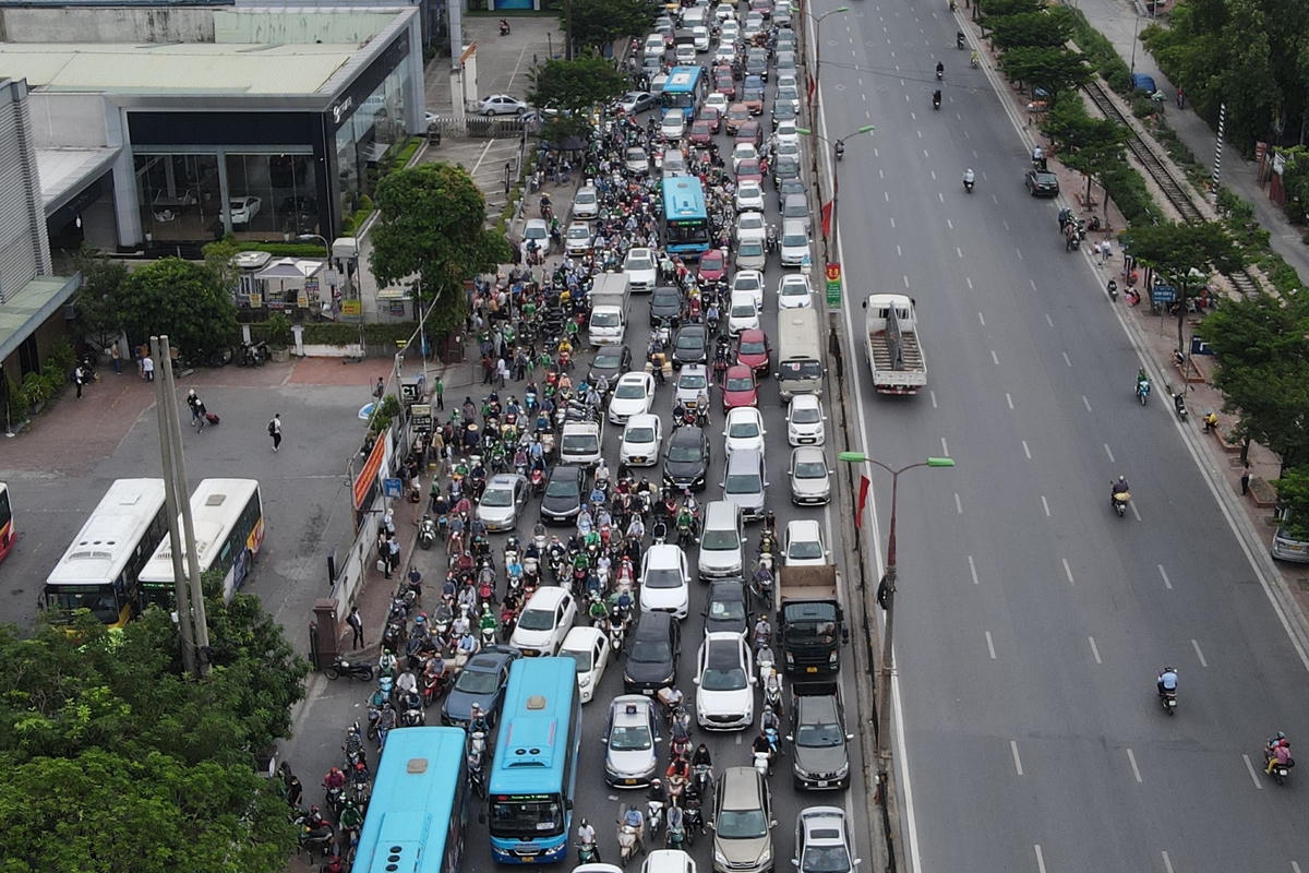 Tại tuyến đường Ngọc Hồi và Giải Phóng (trước bến xe Nước Ngầm) lượng phương tiện đông đúc, tình trạng ùn ứ kéo dài khiến nhiều phương tiện di chuyển gặp khó khăn.