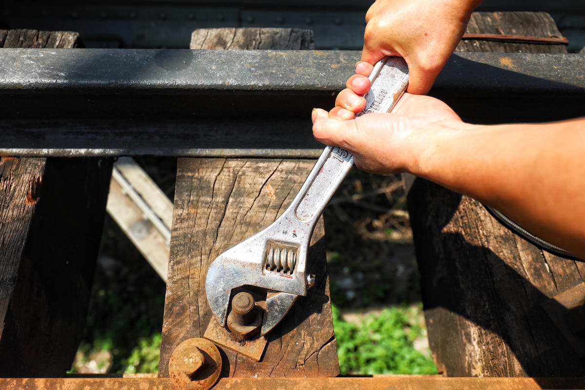 Công nhân đội nắng 'tân trang' cây cầu trăm tuổi ở Hà Nội