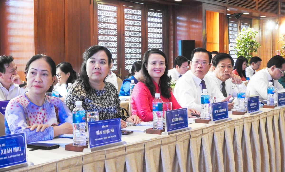 Đại biểu theo dõi phóng sự về công tác thi đua. Ảnh: Thanh Tùng.