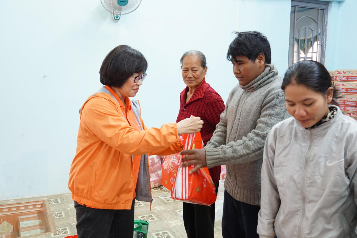 Đại diện Quỹ doanh nhân vì cộng đồng – Hiệp hội Doanh nghiệp TP Hồ Chí Minh trao quà cho các hộ dân tại xã Thọ Sơn, huyện Bù Đăng. Ảnh: Mạnh Thìn.