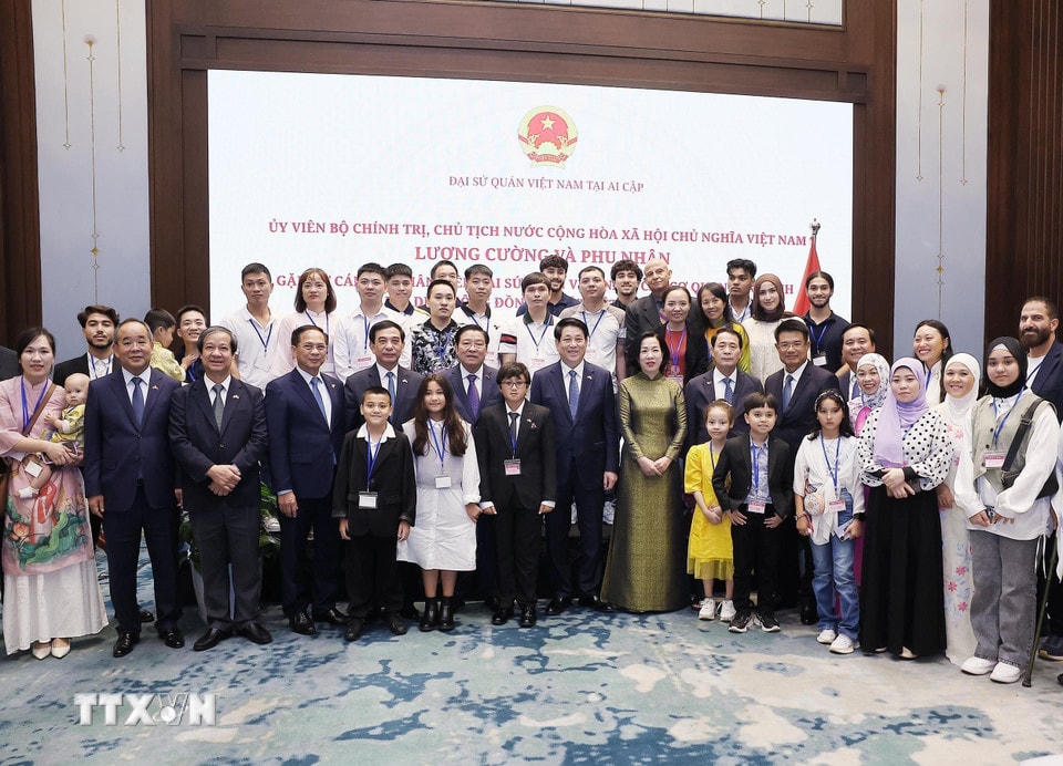 Chủ tịch nước Lương Cường và Phu nhân cùng đoàn đại biểu cấp cao Việt Nam với cán bộ, nhân viên Đại sứ quán, các cơ quan và đại diện cộng đồng người Việt Nam tại Ai Cập. (Ảnh: Lâm Khánh/TTXVN)