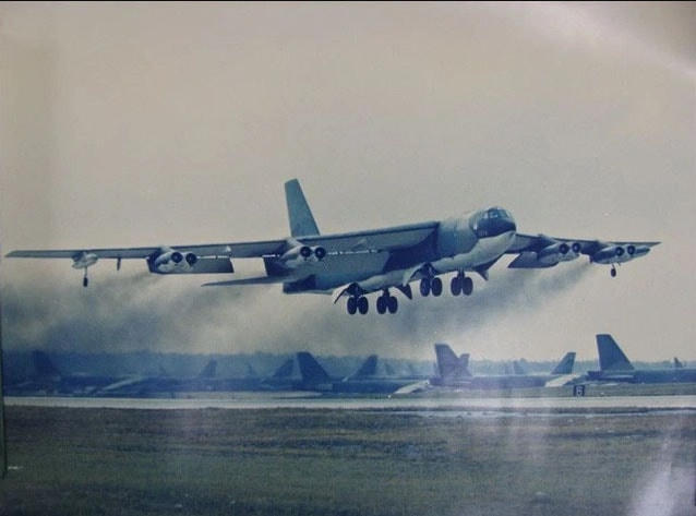 Một chiếc B52 cất cánh từ căn cứ không quân Andersen ở Guam (Mỹ) để tham gia chiến dịch "Điện Biên Phủ trên không" tại Việt Nam, tháng 12/1972.  