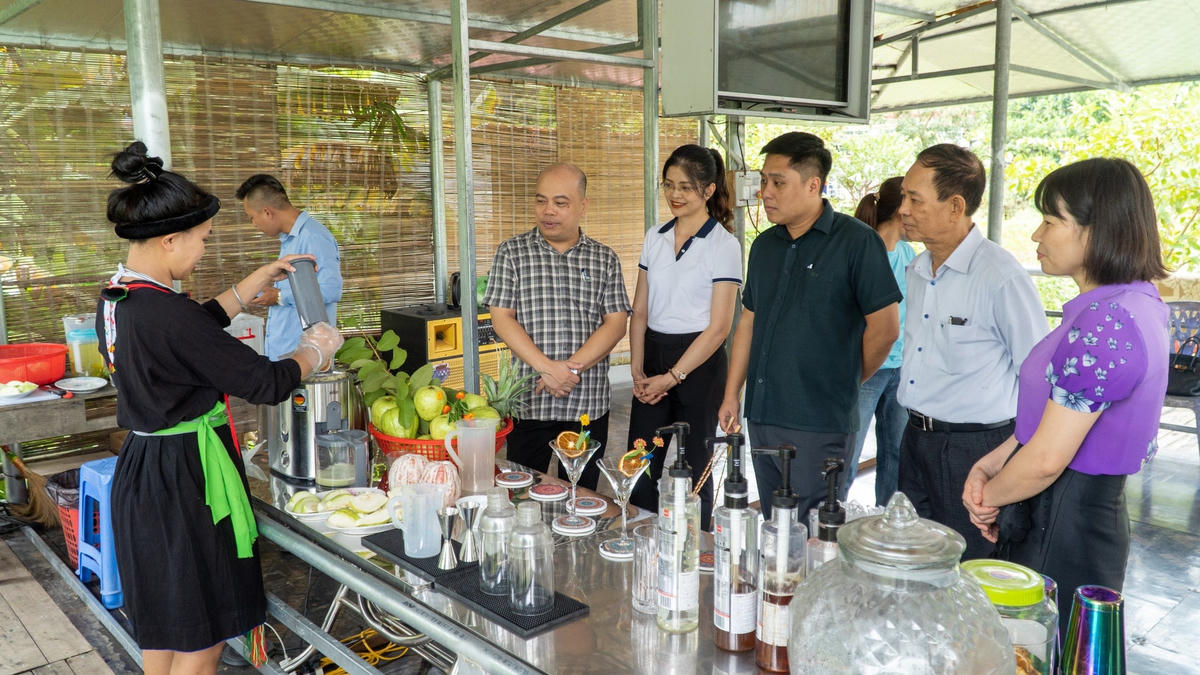 Du khách có thể thưởng thức món nước ép ổi ngay tại vườn.  