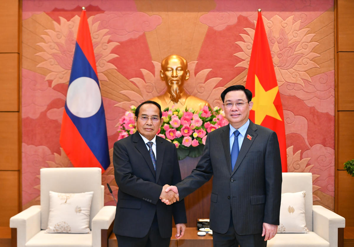 Chủ tịch Quốc hội Vương Đình Huệ và Phó Chủ tịch nước Cộng hòa Dân chủ Nhân dân Lào Bounthong Chitmany Ảnh: Quochoi.vn