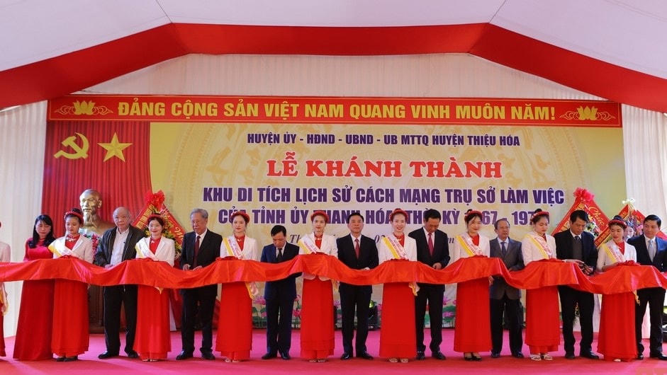 Các đại biểu cắt băng khánh thành khu di tích lịch sử cách mạng trụ sở làm việc của Tỉnh ủy Thanh Hóa trong thời kỳ chiến tranh chống Mỹ cứu nước. Ảnh: Minh Hiếu.