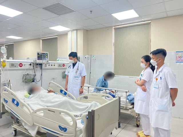 Bệnh viện Đa khoa tỉnh Hòa Bình đang điều trị cho 2 mẹ con bị ngộ độc thịt và trứng cóc. Ảnh: BVCC.
