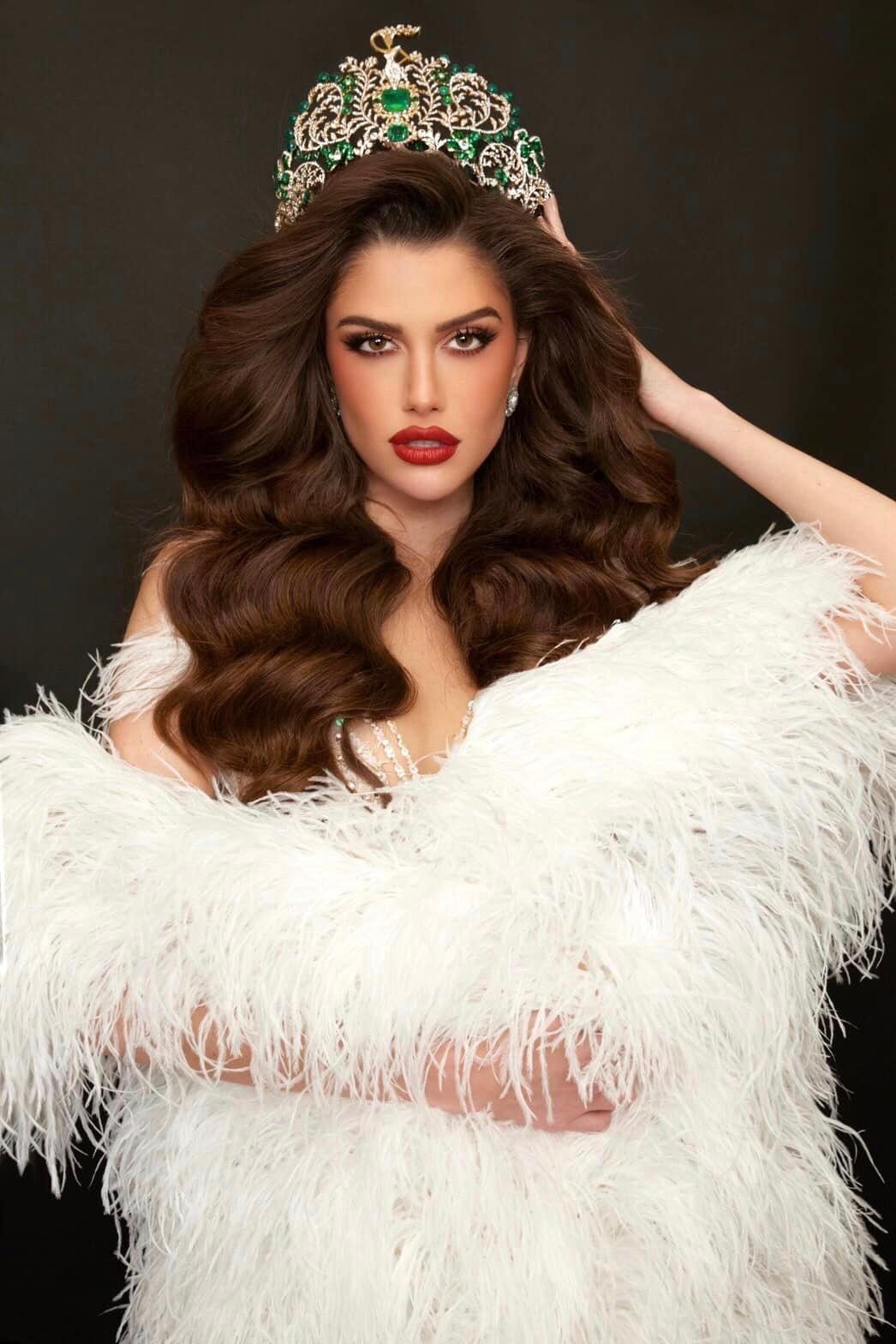 Isabella Menin năm nay 27 tuổi, là người mang hai dòng máu Brazil - Italia. Cô đại diện Brazil tham dự cuộc thi Hoa hậu Hòa bình Quốc tế 2022 tại Indonesia và đăng quang thuyết phục.