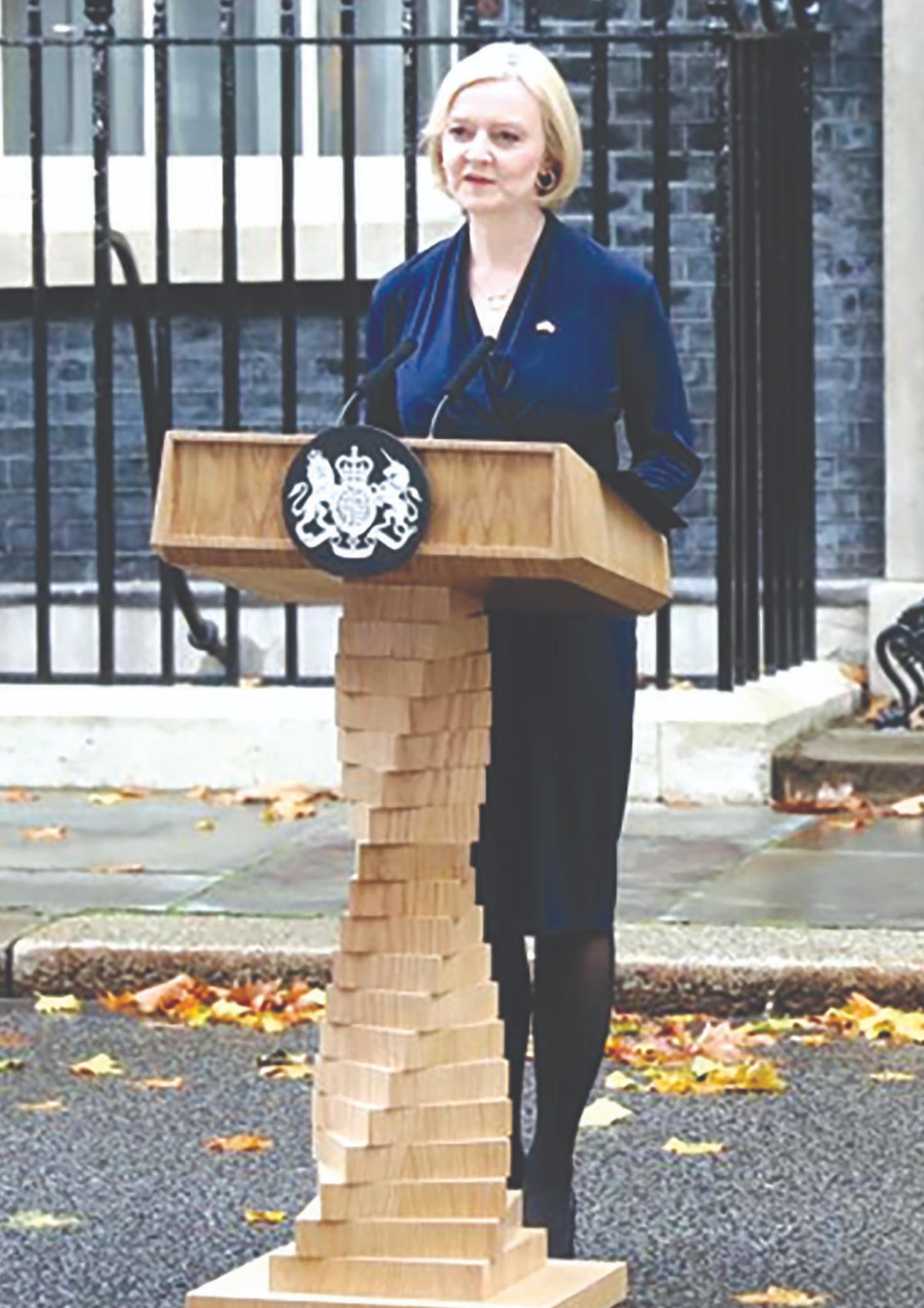 Thủ tướng Anh Liz Truss đột ngột thông báo từ chức trong bài phát biểu bên ngoài số 10 phố Downing, ngày 20/10. Ảnh: Xinhua.  