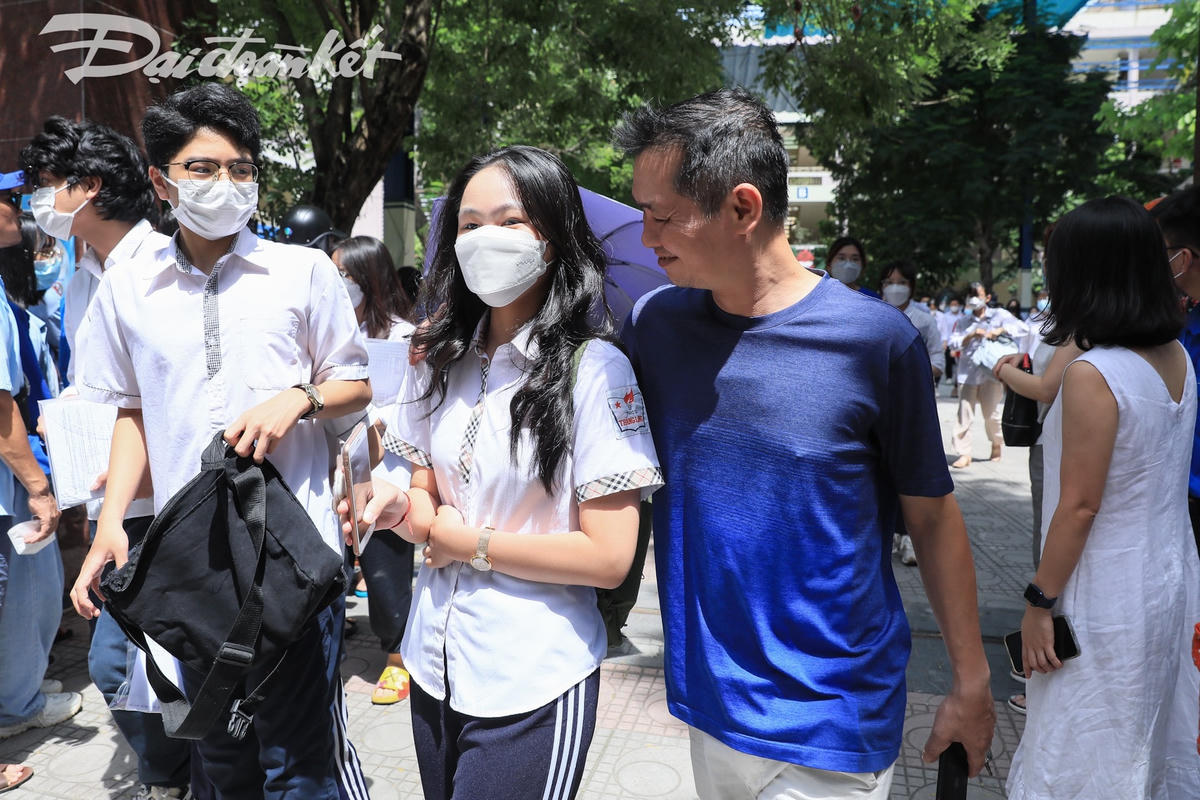 Học sinh, phụ huynh vui vẻ sau khi hoàn thành tốt bài thi môn Ngữ văn.