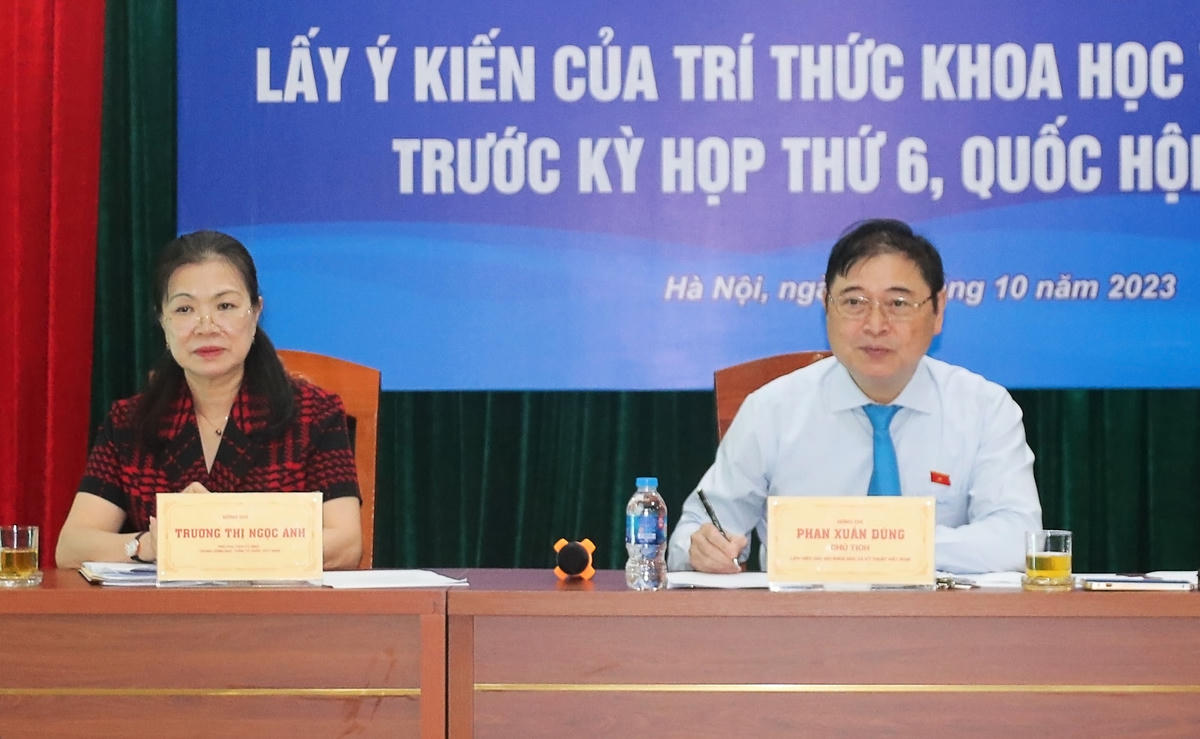 Phó Chủ tịch UBTƯ MTTQ Việt Nam Trương Thị Ngọc Ánh lắng nghe ý kiến của trí thức khoa học và công nghệ tại Hội nghị.